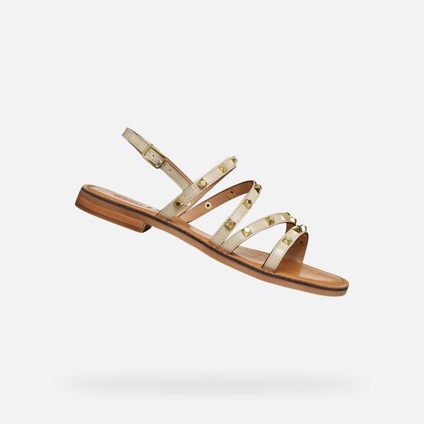 Sandały damskie Geox Maddalusiac. Białe sandały Geox, bez wzorów, z materiału, eleganckie, bez obcasa, na płaskiej podeszwie, bez zapięcia. Za 338.50 zł.