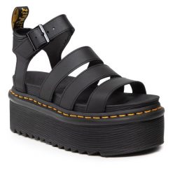 Sandały Dr. Martens. Czarne sandały Dr. Martens, bez wzorów, bez obcasa, na koturnie, bez zapięcia. Za 579.99 zł.
