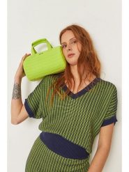 SKFK Torebka "Beuda" w kolorze jasnozielonym rozmiar: onesize. Zielone torby na ramię SKFK, bez wzorów, z materiału, przez ramię, pikowane, bez dodatków. Za 208.99 zł.
