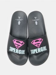 Klapki Supergirl - czarny. Czarne klapki Sinsay, bez wzorów, bez obcasa. Za 25.99 zł.