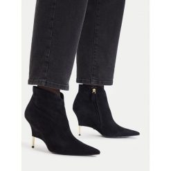 Botki GINO ROSSI. Czarne botki Gino Rossi, bez wzorów, bez obcasa, na szpilce, bez zapięcia. Za 599.99 zł.