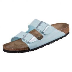 Klapki damskie Birkenstock Arizona Surf. Niebieskie klapki Birkenstock, bez wzorów, z materiału, bez obcasa. Za 633.00 zł.