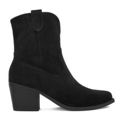 Kowbojki DeeZee. Czarne botki DeeZee, bez wzorów, bez obcasa, na słupku, bez zapięcia. Za 179.99 zł.