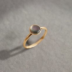 Pierścionek ze złota próby 585 z medalikiem z ciemną masą perłową. Żółte pierścionki Lilou, z perłą, złote. Za 1,198.00 zł.