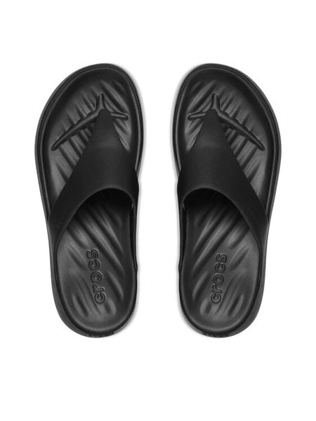 Crocs Japonki Getaway Triangle Flip 212018 Czarny. Czarne klapki Crocs, bez wzorów, z tworzywa sztucznego, bez obcasa. Za 179.99 zł.