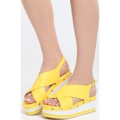 Żółte Sandały Smitten. Żółte sandały Born2be, bez wzorów, bez obcasa, na koturnie, bez zapięcia. Za 44.99 zł.