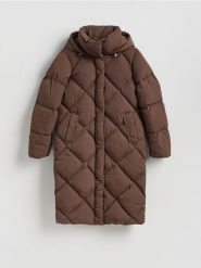 Pikowany płaszcz - ciemnobrązowy. Brązowe płaszcze Reserved, l, bez wzorów, z tkaniny, bez kaptura. Za 299.99 zł.