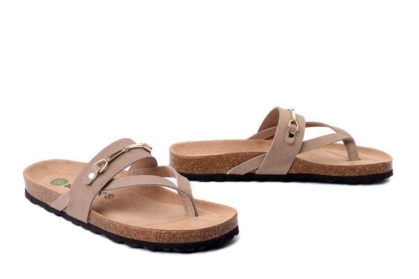 DR. BRINKMANN 700863-08 beige, klapki japonki damskie. Brązowe klapki Dr. Brinkmann, bez wzorów, ze skóry, bez obcasa. Za 249.90 zł.
