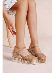 Foreverfolie Sandały w kolorze jasnobrązowym na koturnie rozmiar: 37. Brązowe sandały Foreverfolie, bez wzorów, z otwartym noskiem, bez obcasa, na koturnie, bez zapięcia. Za 117.99 zł.