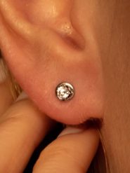 L instant d Or Złote kolczyki-wkrętki "Precious" z cyrkoniami rozmiar: onesize. Szare kolczyki L instant d Or, z cyrkonią, złote. Za 378.54 zł.