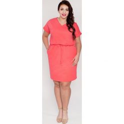 Koralowa dresowa wiązana sukienka z trokami OVERSIZE PLUS SIZE wiosna lato. Pomarańczowe sukienki Moda Size Plus Iwanek, na co dzień, na lato, plus size, bez wzorów, sportowe, bez kołnierzyka, plus size, bez ramiączek, oversize. W wyprzedaży za 89.90 zł.