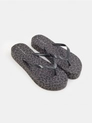 Klapki japonki w panterkę - brązowy. Brązowe klapki Sinsay, bez wzorów, bez obcasa. Za 25.99 zł.