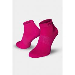 Bezszwowe skarpety oddychające Nessi Sportswear. Czerwone skarpety NESSI SPORTSWEAR, bez wzorów. W wyprzedaży za 35.90 zł.