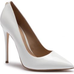 Szpilki GUESS - Felyx2 FL6FLY PAF08 WHITE. Białe szpilki Guess, z aplikacjami, ze skóry ekologicznej, bez obcasa, na obcasie, bez zapięcia. W wyprzedaży za 359.00 zł.