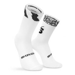 Skarpety kolarskie Vuelta a Ibiza MTB x Siroko Kolarstwo Siroko VIBZ 26 S1 Llong. Białe skarpety SIROKO, bez wzorów, z materiału. Za 67.00 zł.
