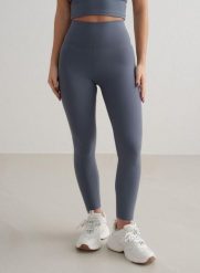 Damskie legginsy z wysokim stanem, squat proof, dla niskich Sense granatowe. Niebieskie legginsy AIM'N, l, bez wzorów, z elastanu, z podwyższonym stanem, krótkie. Za 297.00 zł.