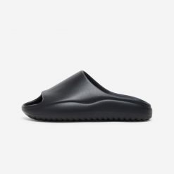 Klapki Unisex Slide. Czarne klapki DECATHLON, bez wzorów, bez obcasa. Za 119.99 zł.
