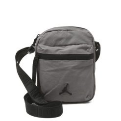 Torebka saszetka sportowa Nike Jordan. Czarne torby na ramię Nike, bez wzorów, sportowe, bez dodatków. W wyprzedaży za 89.00 zł.