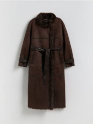 Dwurzędowy płaszcz z kożuchem - ciemnobrązowy. Brązowe płaszcze Reserved, l, bez wzorów, ze skóry, bez kaptura. Za 399.99 zł.