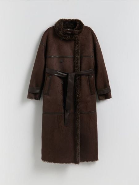 Dwurzędowy płaszcz z kożuchem - ciemnobrązowy. Brązowe płaszcze Reserved, l, bez wzorów, ze skóry, bez kaptura. W wyprzedaży za 219.99 zł.