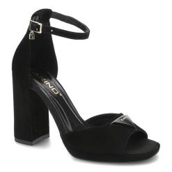 Czarne Sandały Karino Eleganckie Skórzane Buty. Czarne sandały Karino, bez wzorów, z weluru, eleganckie, bez obcasa, na obcasie, bez zapięcia. Za 249.00 zł.