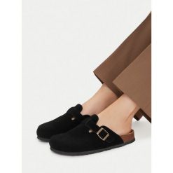 Klapki Lasocki. Czarne klapki Lasocki, bez wzorów, bez obcasa. Za 149.99 zł.