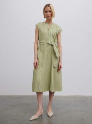 BGN Sukienka w kolorze khaki rozmiar: 38. Brązowe sukienki BGN, na imprezę, bez wzorów, z tkaniny, bez kołnierzyka, bez ramiączek, midi. Za 184.89 zł.