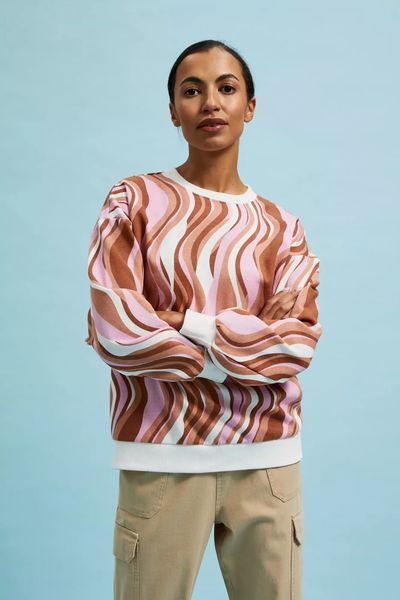 Bluza wkładana przez głowę z geometrycznym wzorem brązowa. Brązowe bluzy MOODO, m, bez wzorów, bez kaptura. W wyprzedaży za 37.99 zł.