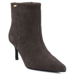 Skórzane botki damskie na niskim obcasie zamszowe brązowe Big Star UU274492. Brązowe botki Big Star, bez wzorów, ze skóry, bez obcasa, bez zapięcia. Za 269.99 zł.