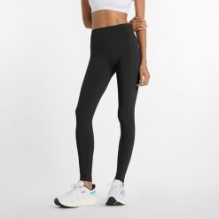 Legginsy damskie do biegania New Balance Sleek WP51275BK – czarne. Czarne legginsy New Balance, m, bez wzorów, z lycry, z podwyższonym stanem. Za 389.99 zł.