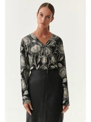 TATUUM Bluzka w kolorze czarnym rozmiar: 38. Czarne bluzki Tatuum, bez wzorów, z wiskozy, bez kołnierzyka, bez ramiączek. Za 111.45 zł.