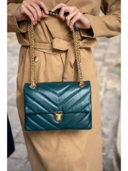 Victor & Hugo Paris Skórzana torebka w kolorze morskim - 26 x 18 x 9,5 cm rozmiar: onesize. Niebieskie torby na ramię Victor & Hugo Paris, bez wzorów, z materiału, na ramię, pikowane, bez dodatków. Za 304.99 zł.