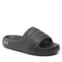 Klapki adidas. Czarne klapki Adidas, bez wzorów, bez obcasa. Za 199.99 zł.
