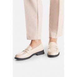 Lordsy JENNY. Brązowe lordsy Jenny, bez wzorów, bez obcasa, bez zapięcia. Za 129.99 zł.
