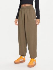 Adidas Spodnie dresowe Essentials Fleece Boyfriend JIY9692 Khaki Loose Fit. Brązowe spodnie dresowe Adidas, l, bez wzorów, z bawełny. Za 79.99 zł.