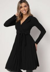 Czarna Midi Sukienka z Plisowanym Dołem i Kopertowym Dekoltem z Materiałowym Paskiem Obebba. Czarne sukienki Born2be, l, bez wzorów, z materiału, eleganckie, bez kołnierzyka, bez ramiączek, midi, kopertowe. Za 74.99 zł.