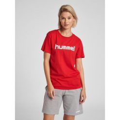 Koszulka sportowa z krótkim rękawem damska Hummel Cotton Logo. Czerwone koszulki sportowe Hummel, bez wzorów, bez ramiączek, do piłki nożnej. Za 130.50 zł.