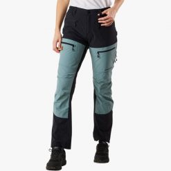 Spodnie outdoor Hiking damska Swedemount Lofoten Stretch Pants szybkoschnące. Czarne spodnie sportowe SWEDEMOUNT, na lato, bez wzorów, z tkaniny, outdoorowe. Za 399.99 zł.