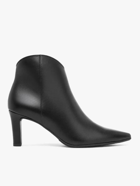 Czarne botki na szpilce. Czarne botki Ryłko, bez wzorów, ze skóry, bez obcasa, na szpilce, bez zapięcia. Za 529.99 zł.