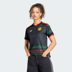 Koszulka wyjazdowa Jamajka 26 x Bob Marley. Czarne bluzki Adidas, bez wzorów, sportowe, bez kołnierzyka, bez ramiączek. Za 439.00 zł.