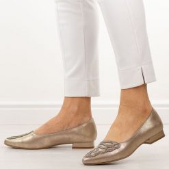 Złote półbuty damskie M.Daszyński Sa201A-2. Żółte czółenka M.Daszyński, z aplikacjami, ze skóry, bez obcasa, na obcasie, bez zapięcia. Za 179.00 zł.