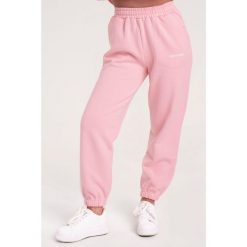 Spodnie fitness damskie Gym Glamour dresowe. Czerwone spodnie dresowe GYM GLAMOUR, m, bez wzorów, z dresówki, na fitness i siłownię. Za 189.99 zł.