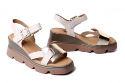 Artiker Relaks 58C0312 BEIGE/GOLD, sandały damskie. Brązowe sandały Artiker Relaks, bez wzorów, bez obcasa, na koturnie, bez zapięcia. Za 239.90 zł.