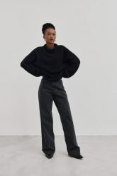 Spodnie jeansowe z szerokimi nogawkami w kolorze WASHED BLACK - MANHATTAN-M. Czarne spodnie materiałowe Marsala, na co dzień, m, z aplikacjami, z denimu. Za 459.90 zł.