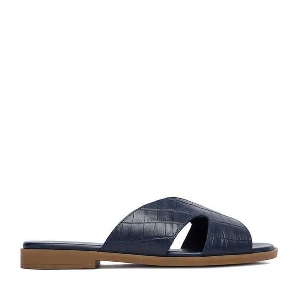 Klapki Lasocki. Niebieskie klapki Lasocki, bez wzorów, bez obcasa. Za 149.99 zł.
