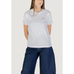 Koszulka crop top Kobieta ONLY ONLADELINA S/S TEE CS JRS. Czerwone bluzki Only, s, bez wzorów, z bawełny, bez kołnierzyka, bez ramiączek. Za 127.75 zł.