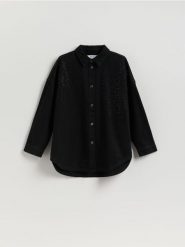 Jeansowa koszula z aplikacjami - czarny. Czarne koszule Reserved, l, z aplikacjami, z bawełny, bez kołnierzyka, bez ramiączek. Za 159.99 zł.