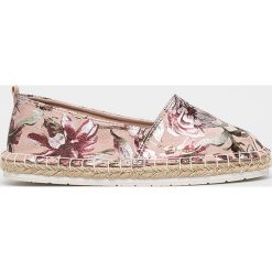 Marco Tozzi - Espadryle. Czerwone espadryle Marco Tozzi, bez wzorów, z gumy, bez obcasa, bez zapięcia. W wyprzedaży za 119.90 zł.