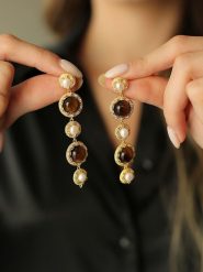 L'Atelier de Gaia Pozłacane kolczyki-wkrętki rozmiar: onesize. Brązowe kolczyki L'Atelier de Gaia, z perłą, pozłacane. Za 69.99 zł.