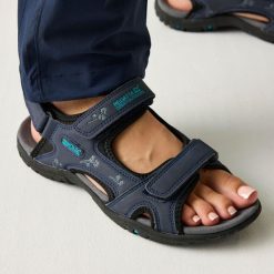 Damskie lekkie sandały Haris. Fioletowe sandały Regatta, bez wzorów, sportowe, bez obcasa, bez zapięcia. Za 268.00 zł.